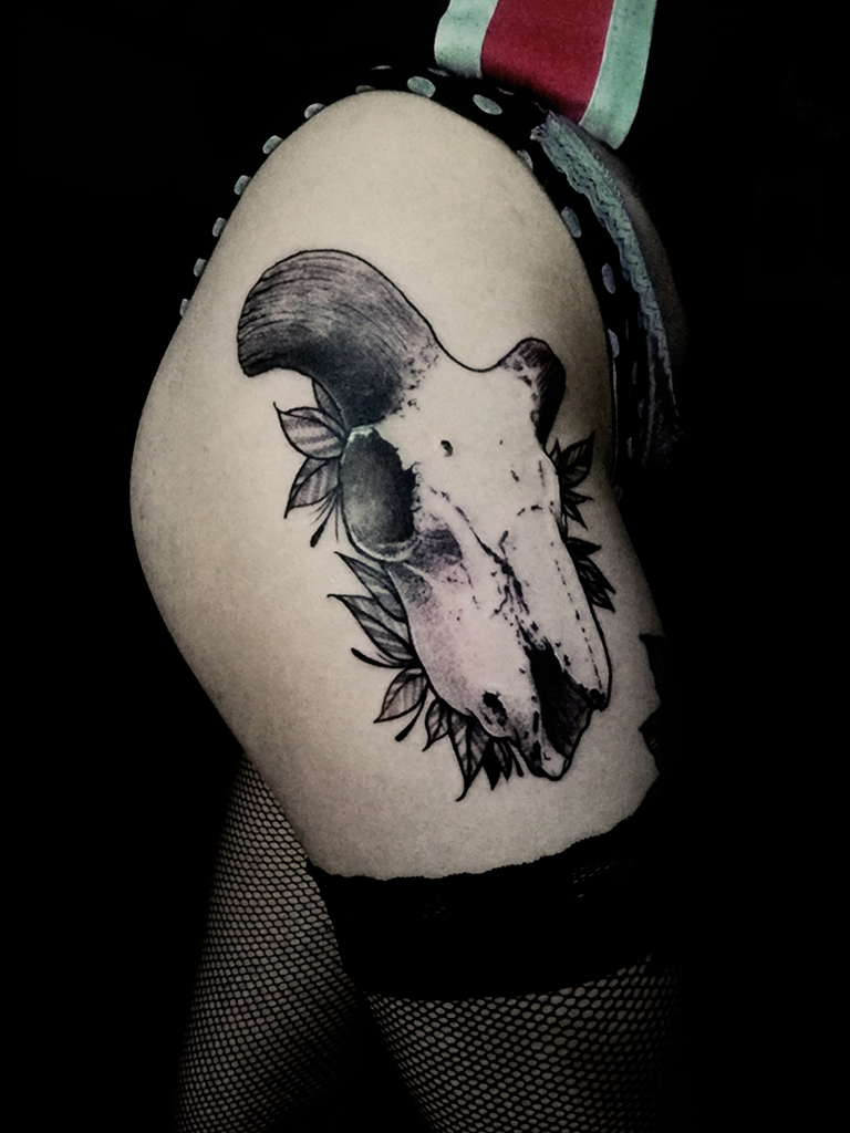 tatuaje de craneo de carnero