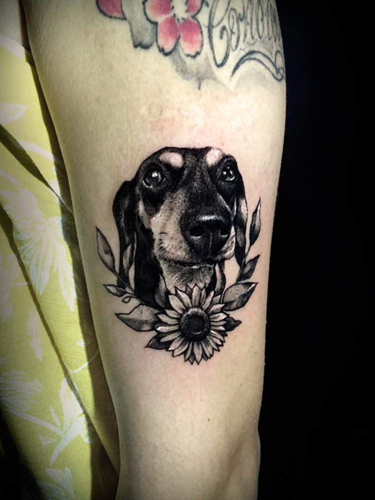 tatuaje de cuchillo con la cara de una mujer