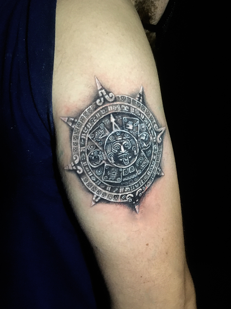 tatuaje de runa de sol azteca