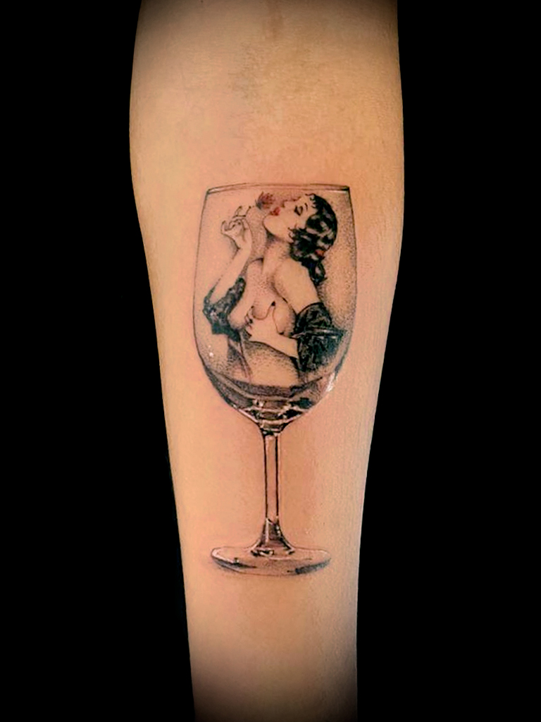 Tatuaje de mujer pin-up dentro de una copa