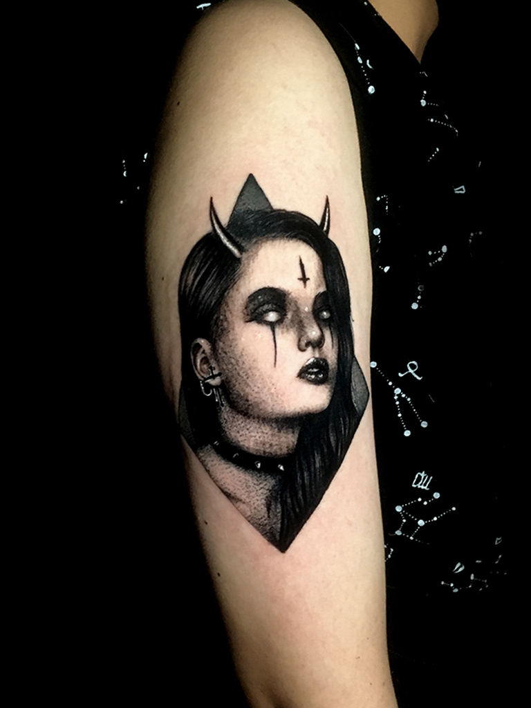 tatuaje de mujer dark y sexy